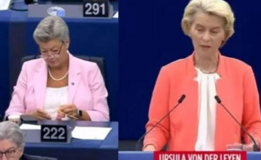 Komisionerja thur çorape në Parlamentin Evropian teksa flet Von der Leyen (VIDEO)