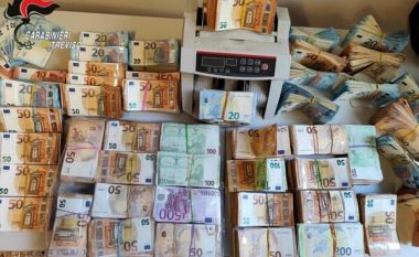 Arretsohen dy shqiptarët në Itali, policia u gjen 58 kg drogë dhe mbi 400 mijë euro, shënimet në “ditarin” me shkrim dore