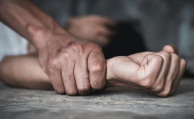 Tmerr për 64-vjeçaren në Greqi, shqiptari e rrahu e më pas tentoi ta përdhunonte