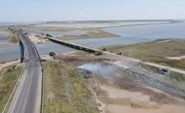 Rusia pretendon se ka shkatërruar tre dronë ujorë që do të godisnin urën e Krimesë