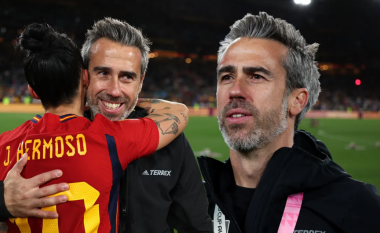 Përkrahu presidentin pasi puthi futbollisten, shkarkohet trajneri i Spanjës