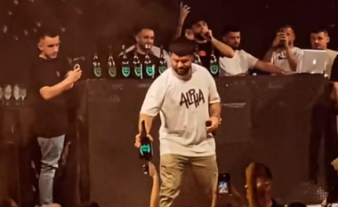 Noizy nuk kursehet për fansat, shpërndan në koncert “5 mijë euro” (VIDEO)