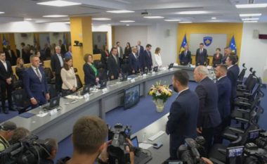 Mbledhja e qeverisë së Kosovës nis me një minutë heshtje, ndahen 50 mijë euro për familjen e policit Afrim Bunjaku