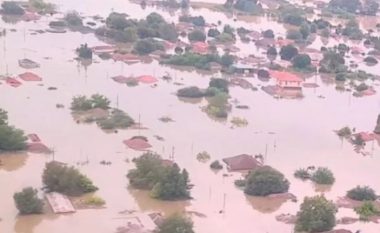 Pamje apokaliptike nga përmbytjet në Greqi, vetëm çatitë duken mbi ujë (VIDEO)