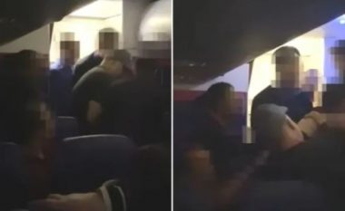 “Po bërtiste Allahu Akbar”, shqiptari kthehet në hero, godet me kokë personin që tentoi të hapë derën e avionit (VIDEO)