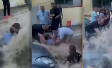 Momente të frikshme gjatë përmbytjes në Greqi, uji i rrëmbyer merr para një person, disa qytetare i shpëtojnë jetën (VIDEO)