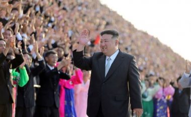 Kim Jong Un shfaqet në publik para se të niset në vizitën zyrtare për në Rusi