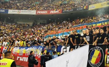 “Kosova është Serbi”, rumunët heqin banderolën raciste, rifillon ndeshja