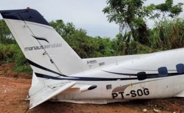 Avioni rrëzohet nga moti i keq, humbin jetën 14 persona