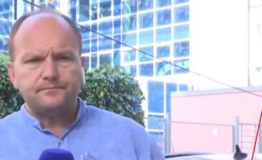 “Shofer që të shtyp dhe …”, gazetarin e përplas makina gjatë transmetimit LIVE (VIDEO)