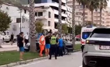 Aksident në Vlorë, makina humb kontrollin përplaset me pemën në Lungomare