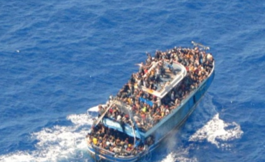 Gjenden 14 emigrantë dhe një burrë i vdekur në një ishull të vogël grek