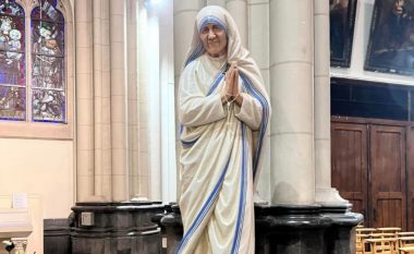 Bruksel/ Inaugurohet statuja e Nënë Terezës në kishën “Notre Dame de Laeken”