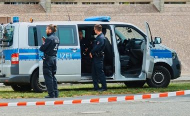 E rëndë në Gjermani, 14-vjeçari vret vogëlushin me thikë