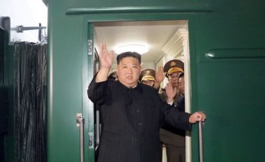 Kim Jong Un arrin në Rusi për të biseduar me Putinin