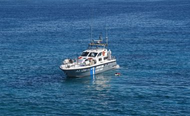 Anija turistike me 1020 pasagjerë përplaset në portin grek