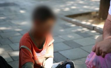 Shfrytëzonte fëmijët e mitur për të lypur, nis hetimi për 37-vjeçaren në Tiranë