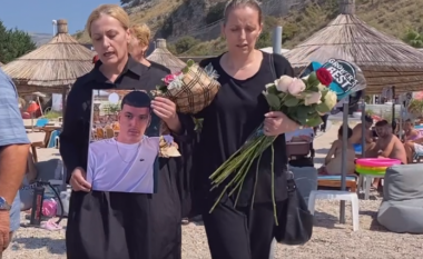 Lot dhe lule në vendin ku vdiq i mituri që u përplas me Jet Ski, familjarët e 16-vjeçarit protestë në Himarë: Kërkojmë drejtësi!