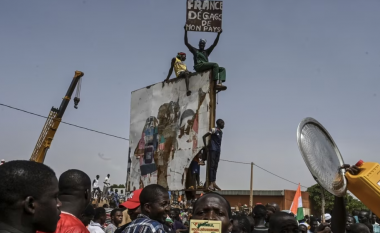 Mijëra persona marshojnë në Niger me kërkesë për tërheqje të trupave franceze