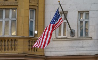 Rusia dëbon dy diplomatët amerikanë: Punonin me një “agjent të huaj”