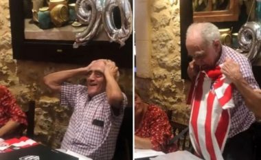 Gjyshi 90-vjeçar merr dhuratë fanellën e ekipit të zemrës, momenti kur shpërthen në lot (VIDEO)