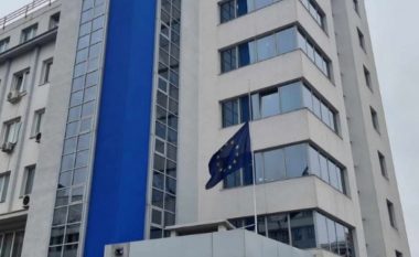 Zyra e BE në Kosovë ul flamurin në gjysmështizë në nderim të policit Afrim Bunjaku