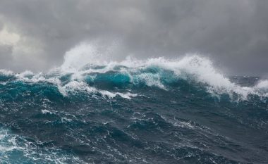 Moti i keq, ndalohet lundrimi i mjeteve të vogla nga e premtja në Vlorë