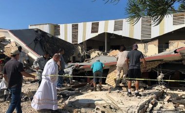TRAGJEDI NË MEKSIKË/ Shembet çatia e një Kishe gjatë pagëzimit, 9 të vdekur dhe dhjetëra të plagosur. 20 persona ende nën rrënoja