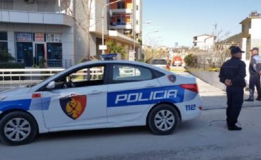 Ishte me urdhër mbrojtjeje, 23-vjeçarja dhunohet nga burri dhe babai i saj në Cërrik