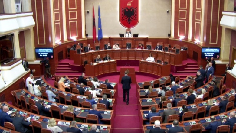 Kuvendi nis me 1 minutë heshtje, nderohet polici Afrim Bunjaku që u vra në veri të Kosovës