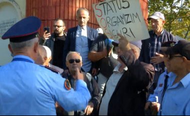 “Mos prek me dorë, turp t’ju vijë”, pensionistët dhe minatorët protestë para Kuvendit, përplasen me policinë! Gardistët shtyjnë të moshuarit