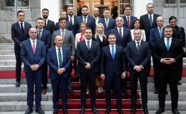 EMRAT/ Shqiptarët marrin 3 ministri në qeverinë e re pro serbe të Malit të Zi