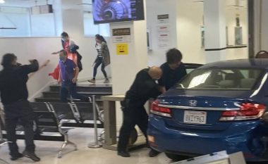 Shoferi hyn me makinë në konsullatën kineze, vritet nga policia (VIDEO)