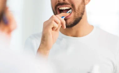 Kur është më mirë të lani dhëmbët, para apo pas mëngjesit?
