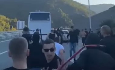 Përleshja mes tifozëve të Tiranës dhe Vllaznisë, 5 të lënduar në spital, një autobus me të shoqëruar në polici