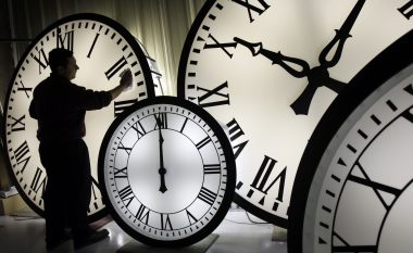 Si ndikon ndryshimi i orës në shëndetin fizik dhe mendor? Studimet tregojnë të dhëna befasuese