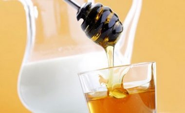Kur të mësoni të mirat shëndetësore të qumështit me mjaltin, nuk do hiqni dorë prej tyre