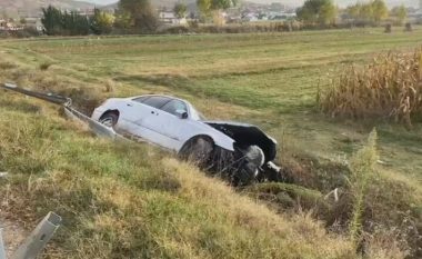 Aksident në Korçë, “Mercedesi” përplaset me trafikndarësen dhe përfundon në kanal