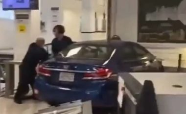 VIDEO/ Njerëz që bërtasin e vrapojnë, një person fut makinën brenda konsullatës kineze, vritet nga policia
