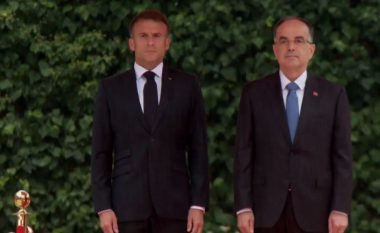 VIDEO/ “Mirësevjen në Shqipëri President”, Macron mbërrin në Presidencë, pritet me ceremoni zyrtare nga Begaj