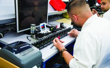 Nga kursi dhe mungesa e fuqisë punëtore/ Rritja e industrisë së automobilave, një garë me pengesa