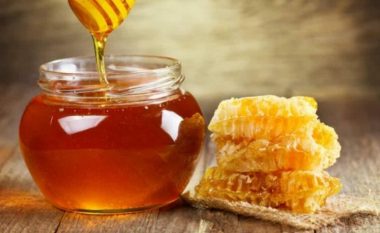 Çfarë do të ndodhë me trupin nëse hani një lugë mjaltë para gjumit?