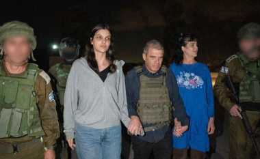 Rrëqethëse/ Momenti kur nënë e bijë lirohen pas dy javësh të mbajtura peng nga Hamasi (VIDEO)