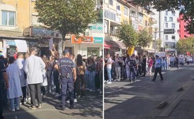 Studentët e Mjekësisë nuk dorëzohen, protestë para Ministrisë së Arsimit