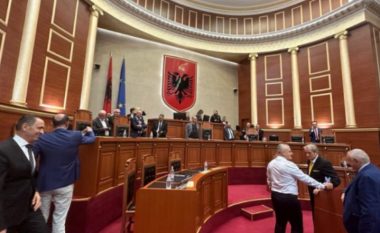 Reforma Zgjedhore përplas forcat politike në Kuvend, deputetët e opozitës bllokojnë foltoren dhe hipin mbi karrige, anulohet seanca
