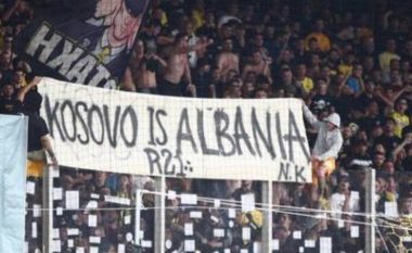 “Kosova është Shqipëri”, tifozët e AEK-ut shpërthejnë në brohorima dhe duartokitje pas shfaqjes së banderolës në stadium (FOTO)
