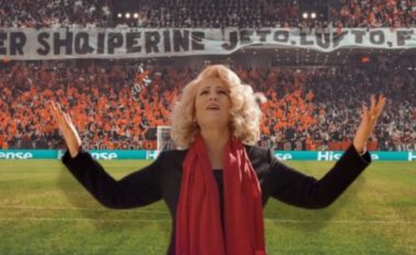 “Mora fjalë…”, Shkurte Fejza do të elektrizojë stadiumin “Air Albania” me këngën legjendare për Adem Jasharin