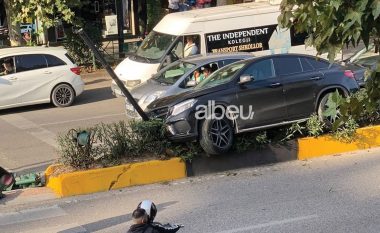 Makina fluturon mbi trafikndarëse në Tiranë dhe përplaset me semaforin (FOTO)