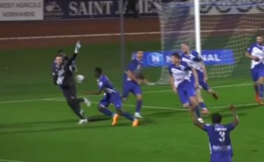 Portieri hero, pret penalltinë dhe shënon gol në fund të ndeshjes (VIDEO)