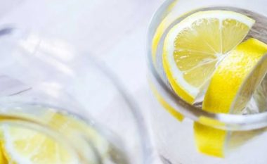 Pse duhet të konsumoni sa më shumë ujë me limon